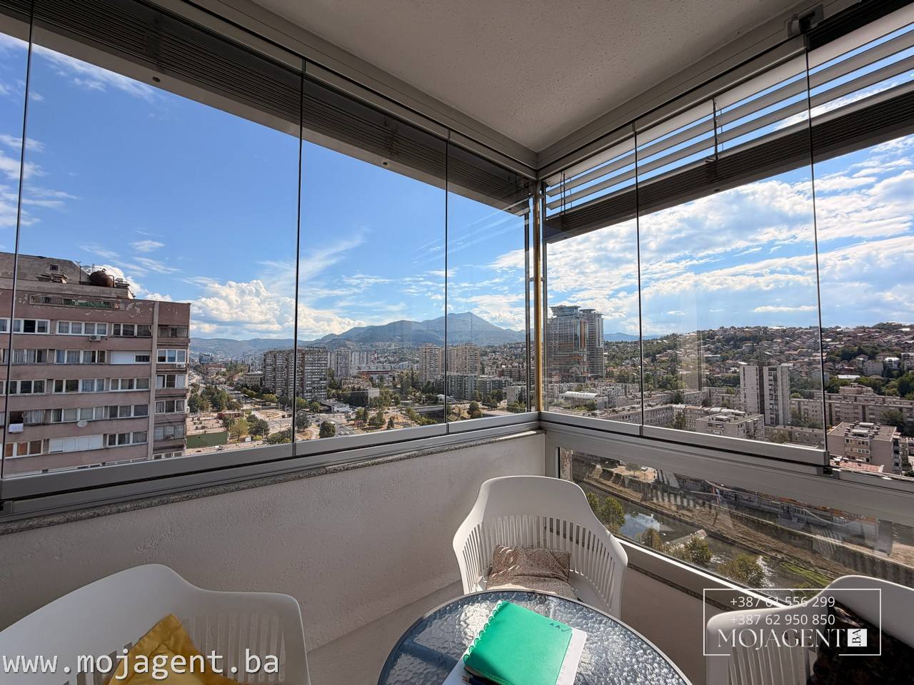 Panoramski pogled sa ostakljenog balkona na 15. spratu prema Sarajevu i okolnim planinama