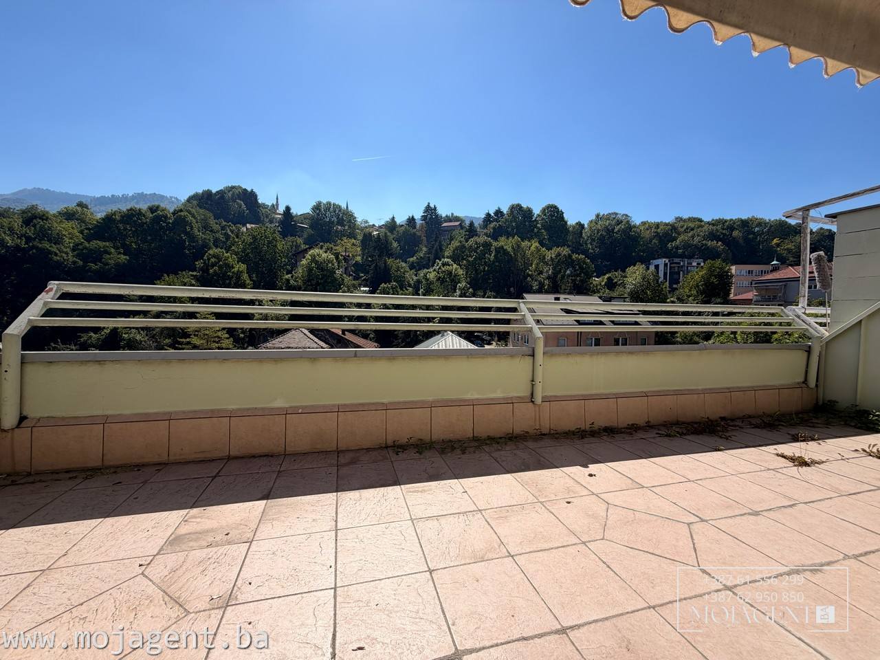 Prostrani balkon stana u Papagajki sa pogledom na zelenilo Starog Grada