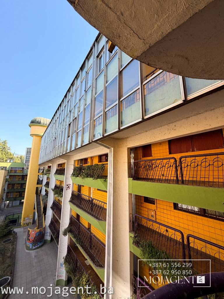 Prepoznatljiva obojena fasada zgrade Papagajka u Sarajevu