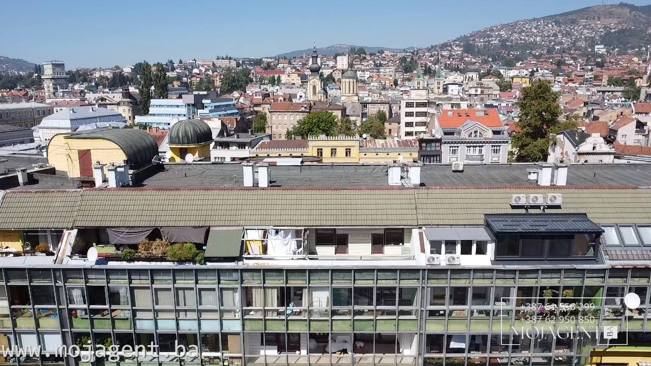 Pogled sa zgrade u Papagajki prema krovovima Starog Grada i okolnim brdima